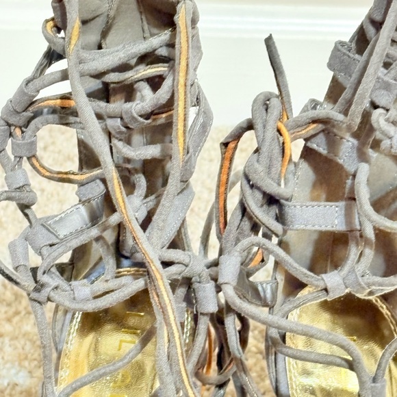 Stylish Grey Women's Gladiator Sandals - Picture 3 of 8